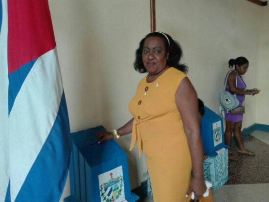 Los delegados de la Asamblea Municipal del Poder Popular de Trinidad ejercen su derecho al voto para elegir al gobernador y al vicegobernador de la provincia de Sancti Spíritus.