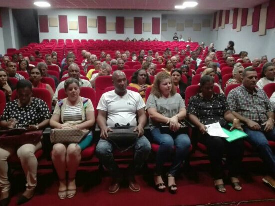 Vista general de los integrantes de la Asamblea Municipal del Poder Popular de Trinidad, convocados para elegir al gobernador y al vicegobernador de la provincia espirituana. Fotos: Alipio Martínez Romero/Radio Trinidad Digital.