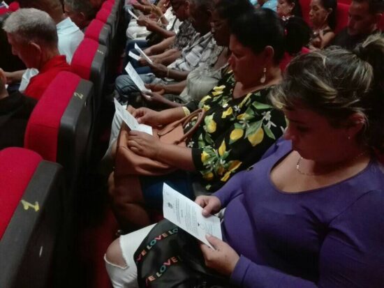 Los delegados de la Asamblea Municipal del Poder Popular de Trinidad estudian las propuestas y reciben las boletas para gobernador y al vicegobernador de la provincia de Sancti Spíritus.