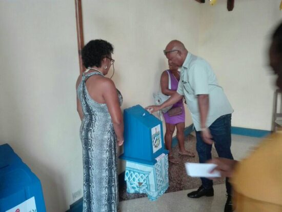 Los delegados de la Asamblea Municipal del Poder Popular de Trinidad ejercen su derecho al voto para elegir al gobernador y al vicegobernador de la provincia de Sancti Spíritus.