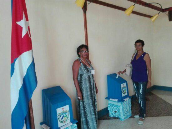 Los delegados de la Asamblea Municipal del Poder Popular de Trinidad ejercen su derecho al voto para elegir al gobernador y al vicegobernador de la provincia de Sancti Spíritus.