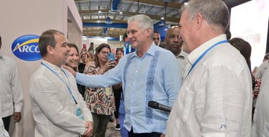 Díaz-Canel visita los stand de Hostel Cuba 2023. Foto: @PresidenciaCuba.