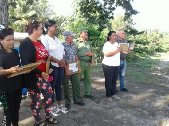 Entrega de reconocimientos a compañeros destacados en la defensa.