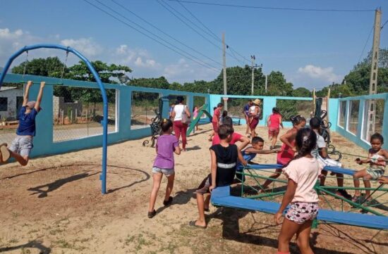 El parque infantil es una de las obras concluidas durante la primera etapa de la reanimación de este poblado a orillas de Trinidad. Fotos: Ana Martha Panadés/Escambray.