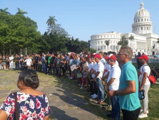 Homenaje en La Habana a las víctimas de la explosión en el hotel Saratoga. Fotos: PL.
