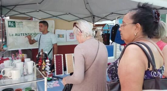 La feria se efectúa con propuestas para las madres cubanas. Foto: Escambray.