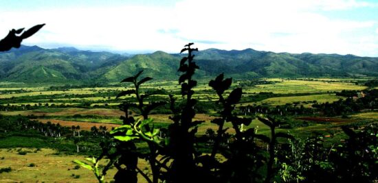 El Valle de los Ingenios es una serie de tres valles interconectados, ubicados a unos 12 kilómetros de la ciudad de Trinidad, en los que se encuentran más de 70 ingenios azucareros. A finales del siglo 18 y principios del 19, fueron centro de producción de azúcar, y en sus ingenios fueron esclavizadas más de 30.000 personas, traídas desde África. Junto a la ciudad de Trinidad, es declarado Patrimonio Cultural de la Humanidad en 1988, por la Unesco. Foto: Prensa Latina.