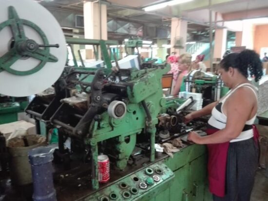 Las antiguas máquinas de la Empresa Nacional del Cigarro Juan D. Mata Reyes todavía activas, gracias a sus innovadores y racionalizadores. Foto: Alipio Martínez Romero/Radio Trinidad Digital.