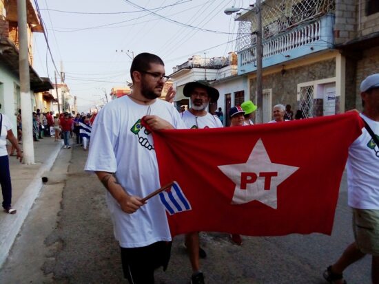 Representantes del Partido de los Trabajadores de Brasil, presentes en Trinidad en el desfile por el Día del proletariado mundial. Foto: José Rafael Gómez Reguera/Radio Trinidad Digital.