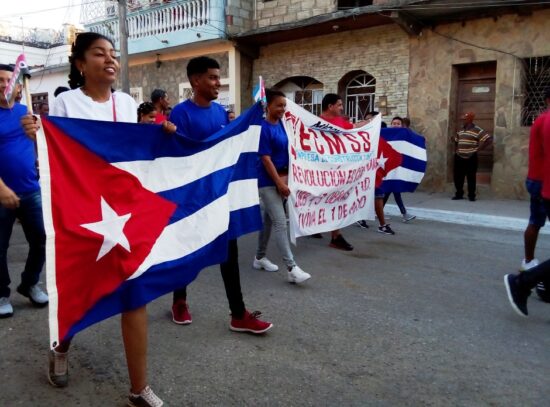 Los jóvenes trabajadores desfilan en Trinidad, en la conmemoración del Día del Proletariado mundial. Foto: José Rafael Gómez Reguera/Radio Trinidad Digital.