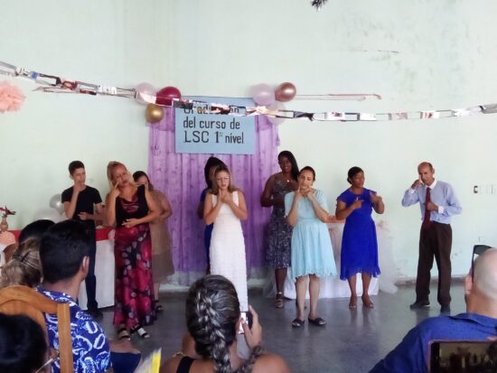 Canciones y poemas escenificados con la Lengua de Señas Cubana mostraron los conocimientos adquiridos. Foto: José Rafael Gómez Reguera/Radio Trinidad Digital.