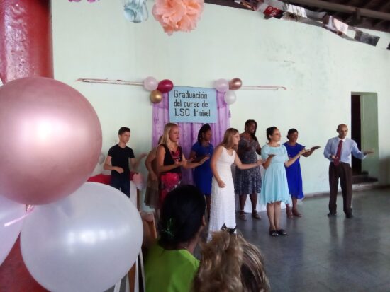 Los graduados del curso de Lengua de Señas Cubano escenificaron canciones y poemas en una jornada muy aportadora para derribar barreras en la comunicación. Foto: José Rafael Gómez Reguera/Radio Trinidad Digital.