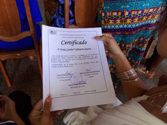 Graduados del curso de Lengua de Señas Cubana en Trinidad: mucho más útiles y abiertos a la comunicación, de ahora en lo adelante. Foto: José Rafael Gómez Reguera/Radio Trinidad Digital.
