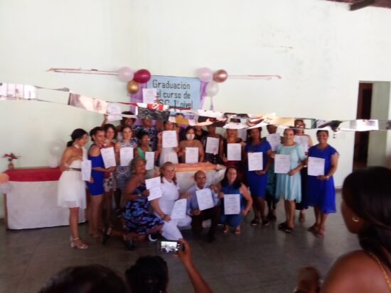 Foto colectiva de los graduados del primer nivel de la Lengua de Señas Cubana en Trinidad. Foto: José Rafael Gómez Reguera/Radio Trinidad Digital.