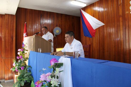 Un diputado designado por el Consejo Electoral hace la presentación de los candidatos para gobernador y vicegobernador de la provincia propuestos por el Presidente de la República de Cuba.