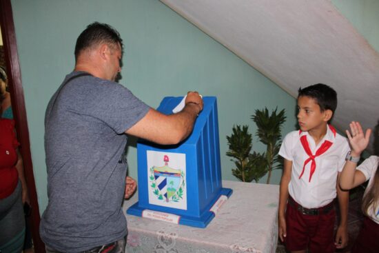 Los delegados proceden a ejercer el voto.