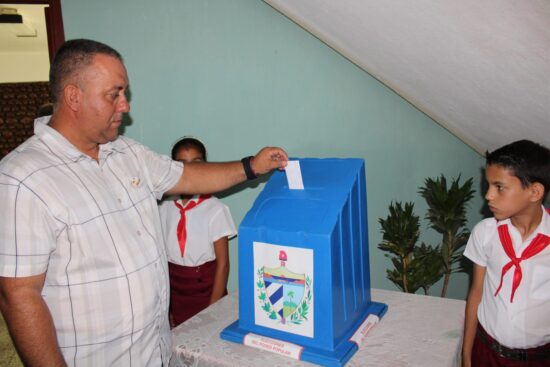 Los delegados proceden a ejercer el voto.