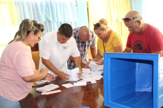 Miembros del Consejo Electoral Muncipal proceden a realizar el conteo de los votos para enviar el parte al Consejo Electoral Provincial.