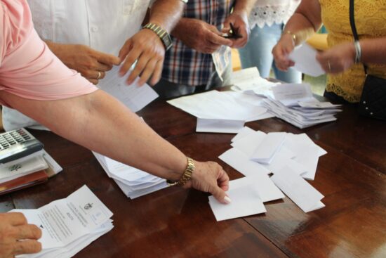 Miembros del Consejo Electoral Muncipal proceden a realizar el conteo de los votos para enviar el parte al Consejo Electoral Provincial.