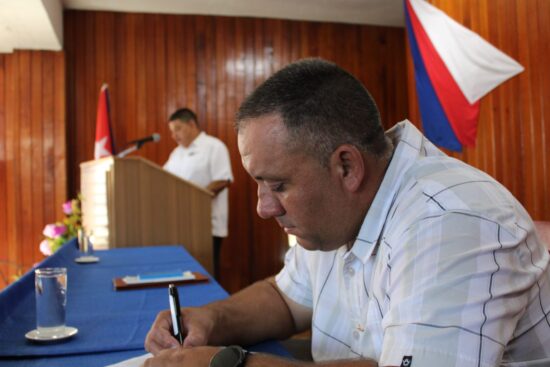 El Presidente del Consejo Electoral da a canocer los resultados en el municipio, los que se computan en la provincia y serán publicados por el Consejo Electoral Nacional en horas de la tarde de este propio domingo.