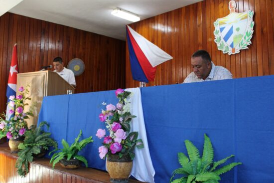 El Presidente del Consejo Electoral da a canocer los resultados en el municipio, los que se computan en la provincia y serán publicados por el Consejo Electoral Nacional en horas de la tarde de este propio domingo.