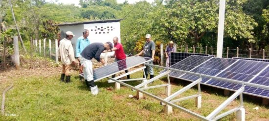 En la comunidad 23 se produce a instalación de paneles solares para dar electricidad a viviendas aisladas de esa zona del Plan Turquino trinitario.