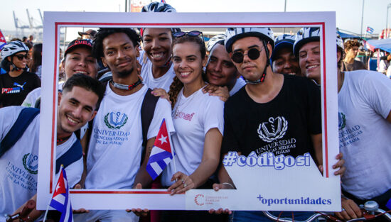 Jóvenes cubanos realizan una bicicletada a favor del código de las familias. Foto: Abel Padrón Padilla/ Cubadebate.