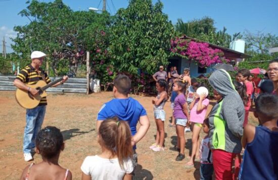 La cultura también llega a los vecinos de la comunidad que disfrutan de las canciones del trovador Félix Cintra.