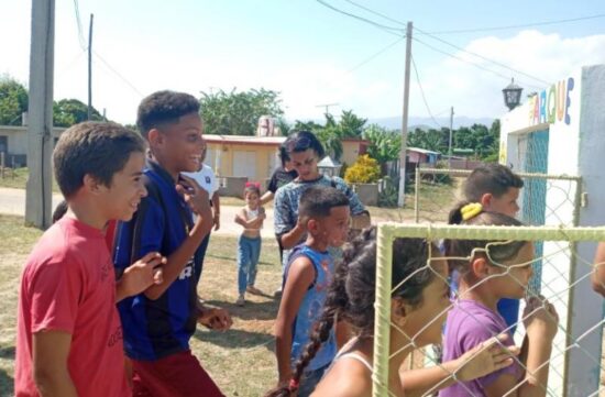 Los niños de la comunidad cuentan ahora con un hermoso espacio para divertirse.