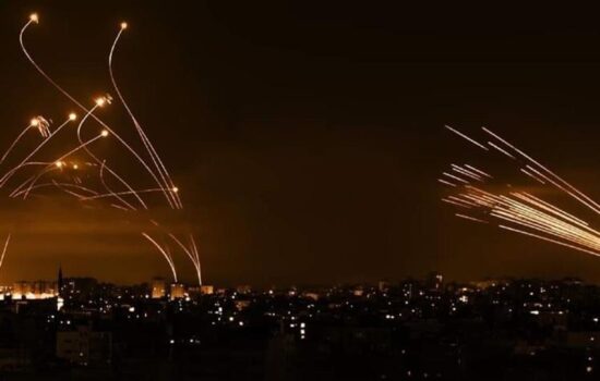 Bombardeos israelíes; respuesta defensiva de los palestinos, ya en su tercer día, en la Franja de Gaza.
