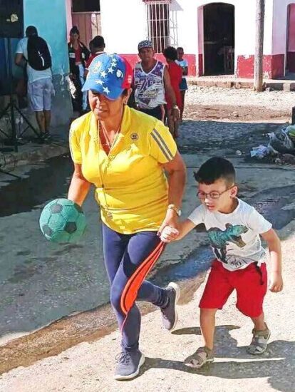 Profesores de recreación del combinado deportivo José Mendoza, incentivan en los niños trinitarios la práctica del atletismo.