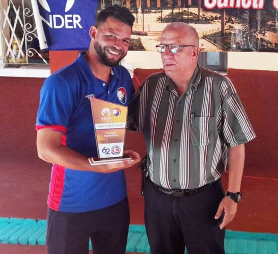 Ricardo García Hernández, Coordinador del Gobierno Provincial, reconoce al mejor relevista corto del equipo espirituano, el trinitario Yanielquis Duardo.