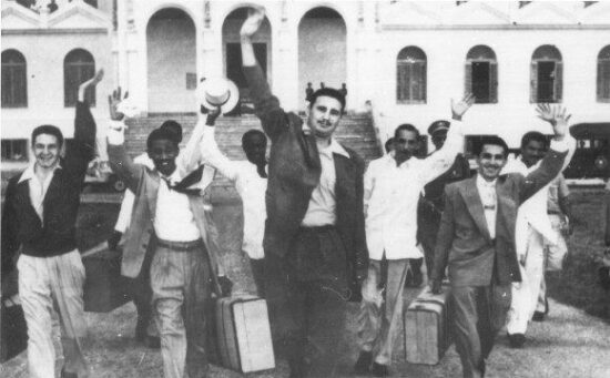 Fidel y sus compañeros, saliendo del Presidio Modelo de Isla de Pinos. Foto: Archivo.