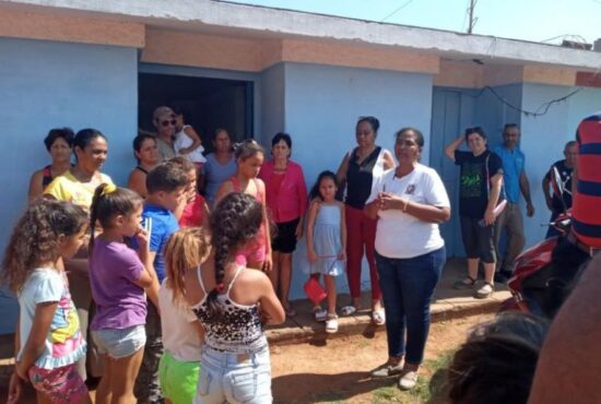 Tania Gutiérrez, presidenta de la Asamblea Municipal del Poder Popular, insta a los vecinos de la comunidadManuel Sanguily a ser protagonistas de la transformación.