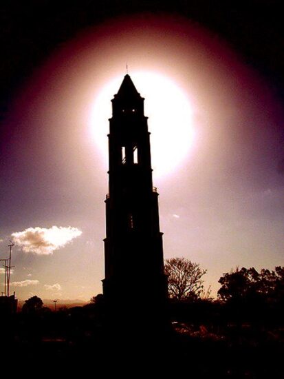 Torre campanario del antiguo ingenio azucarero de la zona de Manaca-Iznaga, en Trinidad, declarada símbolo oficial del territorio por la Asamblea Municipal del Poder Popular. Foto: Prensa Latina.