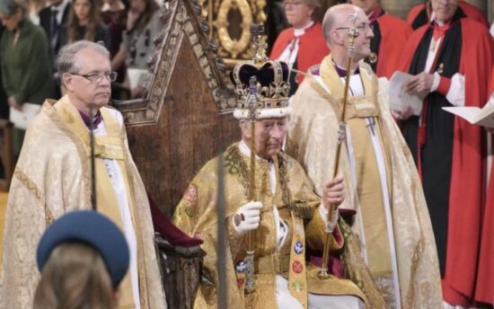 El rey Carlos III fue coronado en la Abadía de Westminster, en una ceremonia basada en tradiciones antiguas. Foto: Internet.