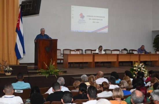 Hagamos un nuevo curso retador, en el desarrollo de la educación pongamos también las manos y el corazón, expresó Díaz-Canel. Foto: Estudios Revolución.