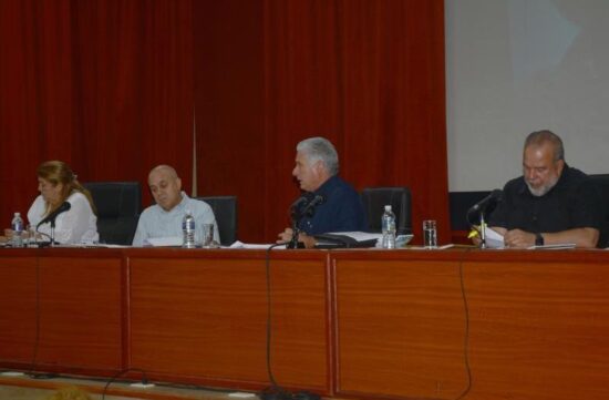 El Primer Secretario del Partido señaló que los cubanos «tenemos un talento tremendo, estamos acostumbrados a salir adelante, pero para eso tenemos que involucrar a todos». Foto: Oscar Alfonso/Escambray.