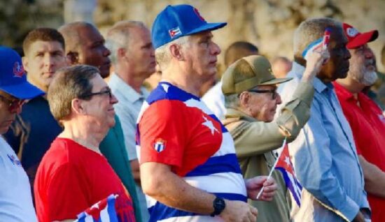El General de Ejército Raúl Castro Ruz y el Presidente Miguel Díaz-Canel encabezaron el acto en La Habana por el Día Internacional de los Trabajadores. Foto: Estudios Revolución.