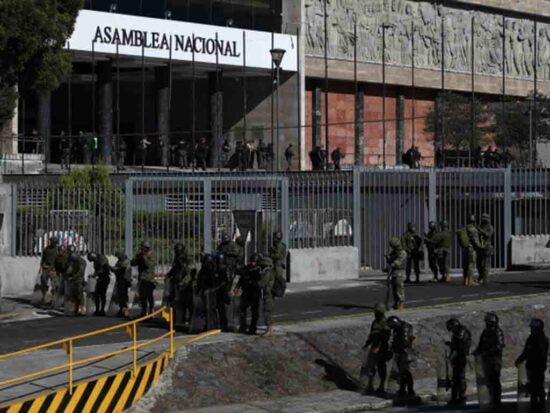 El presidente ecuatoriano decretó la llamada “muerte cruzada” tras empezar su juicio político, y quedó militarizada la sede del parlamento. Foto: PL.