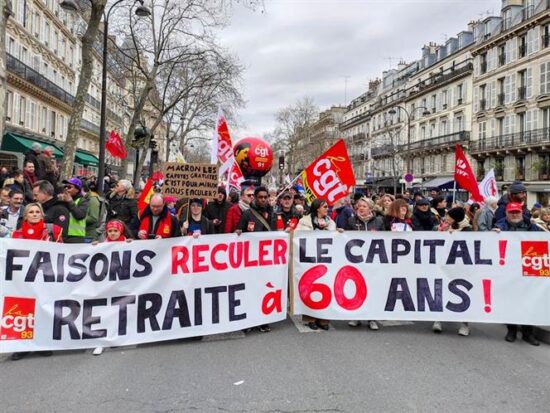 Hoy los trabajadores franceses continúan sus protestas contra la reforma sobre jubilación ya aprobada en el parlamento, e impulsada por el Gobierno de Emmanuel Macron. Foto: Prensa Latina.