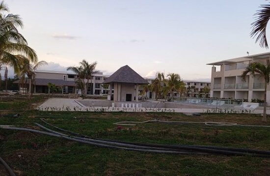 La modernidad combina con el ambiente citadino trinitario en esta instalación de la península de Ancón, en Trinidad de Cuba. Foto: Cubadebate.