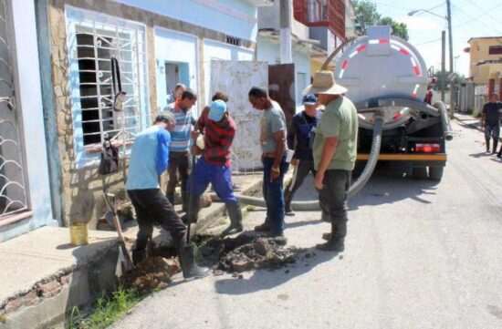 La desobstrucción de registros del alcantarillado figura entre las acciones realizadas durante la semana. Foto: José F. González Curiel/Escambray.