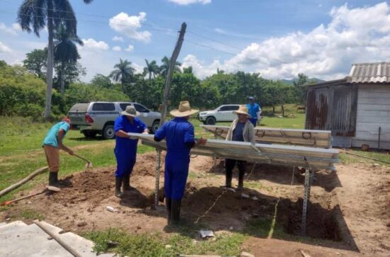 Se realiza el montaje de paneles solares en la comunidad fomentense Guaranal. Foto: Facebook.