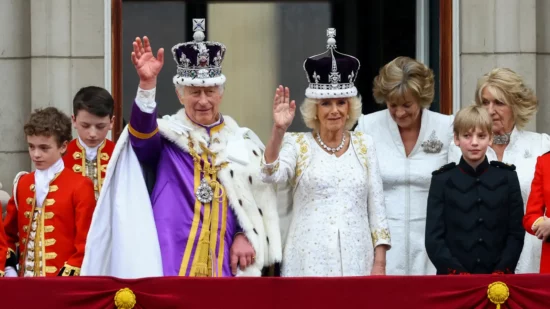 Los reyes Carlos III y Camila saludan a la multitud desde el balcón del palacio de Buckingham | REUTERS.