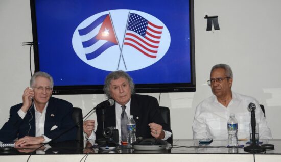 Marx Baum y Jorge Ignacio Fernández por establecer vínculos comerciales con Cuba. Foto: ACN.