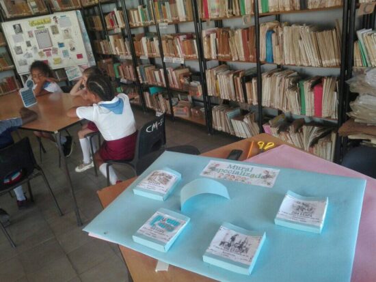 Además de tener actualizados los catálogos, ordenados los libros, es muy útil un mural informativo, como sucede en la primaria Marcelo Salado Lastra, de Trinidad.