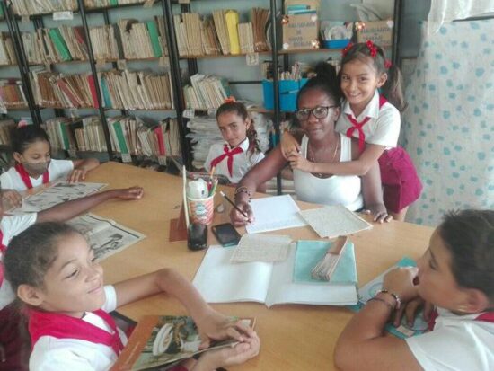 ¿Cómo no querer a quien aporta, además de conocimientos, amor del bueno? Así se comporta la bibliotecaria trinitaria Yanelys Valdespino Zerquera. Fotos: Alipio Martínez Romero/Radio Trinidad Digital.