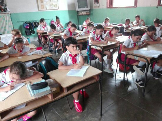 Pioneros de quinto grado de la escuela primaria República de Cuba.