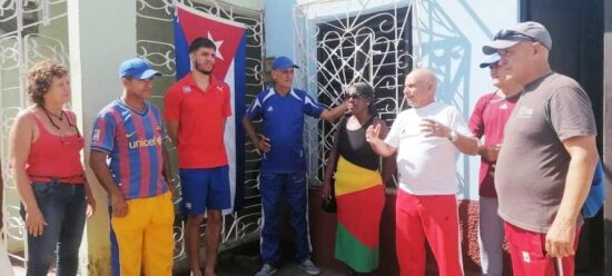 Las autoridades deportivas de Trinidad reciben al campeón de voleibol, Copa Panamericana Norceca sub 21, José Ramón Gómez. Foto: Deportes Trinidad. 